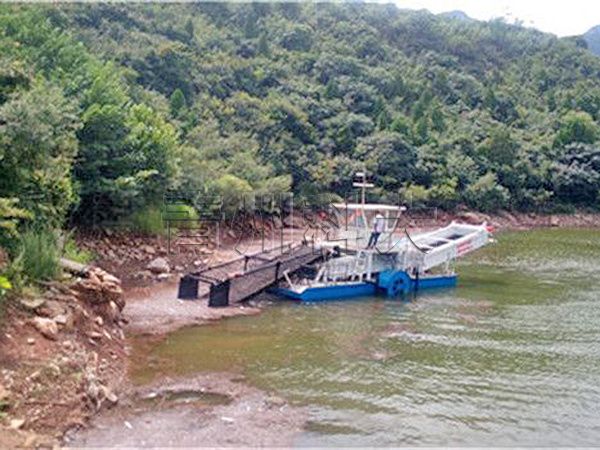 湖北荆州垃圾打捞船投入使用